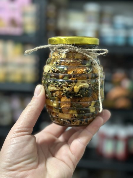 مرتبان عسل طبيعي مع المكسرات الفاخره 500غم