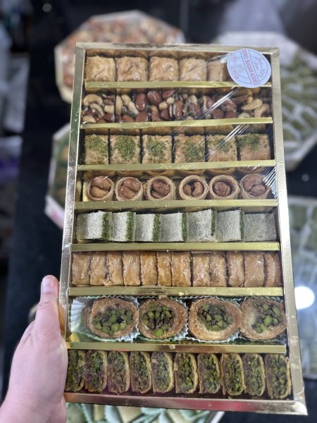 حلويات شرقيه بالفستق الحلبي والكاجو بدون سكر مضاف وزن صافي كيلو