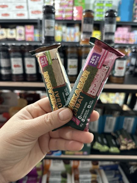 2 بار شوكلاته بحشوه دبي البستاشيو وعجينه الكنافه المقرمشة 20%بروتين بدون سكر