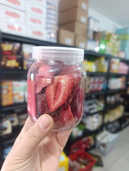 فراوله مجففه بالتبريد بدون سكر مضاف بدون محليات