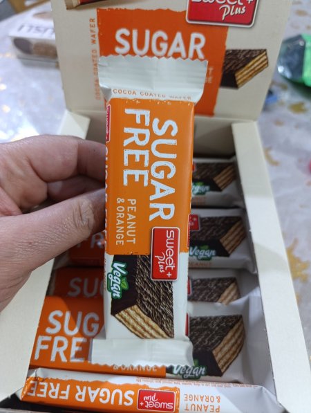 ويفر sweet plus بكريمه الفستق والبرتقال مغطى بالشوكولاته بدون سكر مضاف