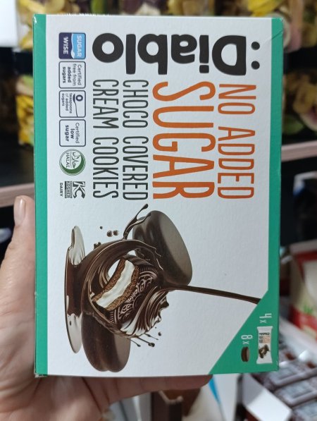 كوكيز ديابلو ساندويتش بكريمة الحليب مغطس بالشوكولاته بدون سكر مضاف