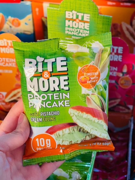 بان كيك Bite& more بحشوة البستاشيو عالي البروتين بدون سكر مضاف