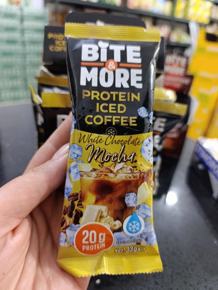 قهوة الموكا بالشوكولاته البيضاء الغنية بالبروتين بدون سكر مضاف