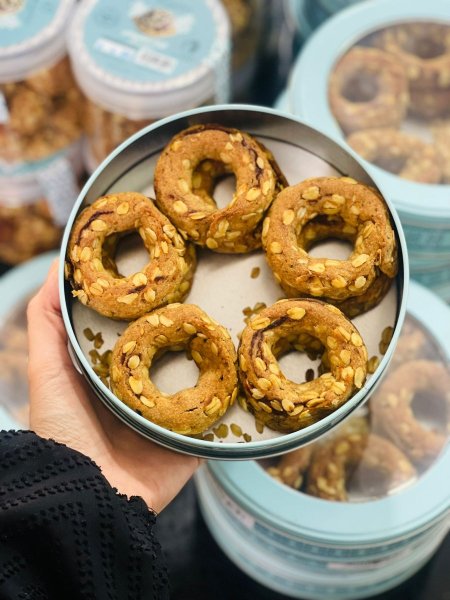 كعك اساور شوفان بالتمر بدون سكر مضاف بدون محليات علبة حديد