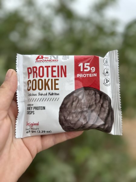 كوكيز protein مغطى بالشوكلاته 15غم بروتين خالي من الجلوتين بدون مواد حافظة وخالي من السكر المضاف 65 غم ومتوفر بأكثر من طعم