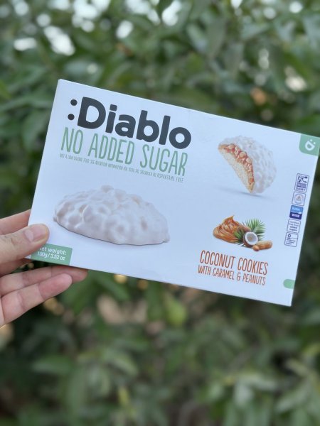 كوكيز Diablo بحشوة الكراميل والفول السوداني وجوز الهند  مغطاة بالشوكلاته البيضاء بدون سكر مضاف 100غم