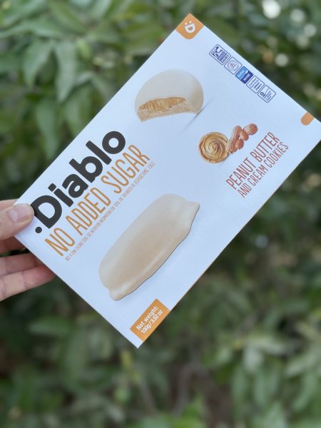 كوكيز Diablo بحشوة الكراميل والفول السوداني مغطاة بالشوكلاته البيضاء بدون سكر مضاف 100غم