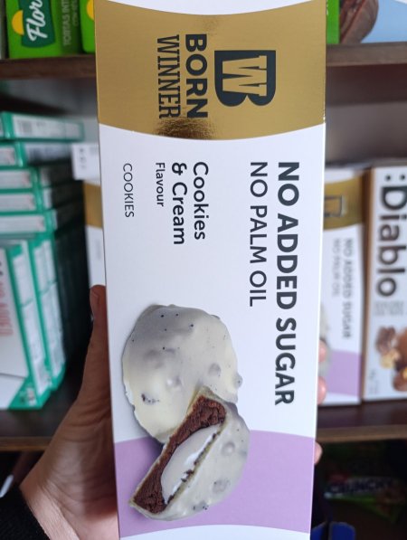 كوكيز الشوكلاته بحشوة كريمة الشوكلاته البيضاء وحبيبات الاوريو بدون سكر