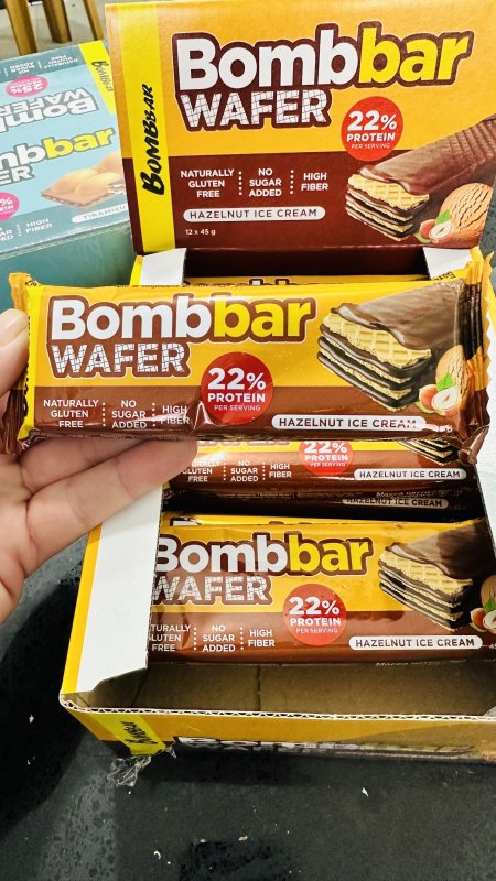 ويفر بومبار بنكهة الآيس كريم وشوكلاته البندق 22%بروتين غني بالالياف بدون سكر مضاف بدون جلوتين 45غم